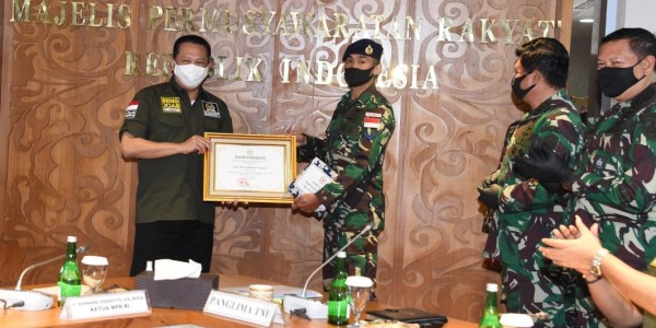 Dua Prajurit TNI AL Terima Apresiasi Dari Ketua MPR RI