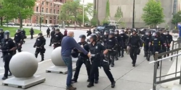 Dorong Kakek 75 Tahun Hingga Pingsan, 2 Polisi Amerika Diskors