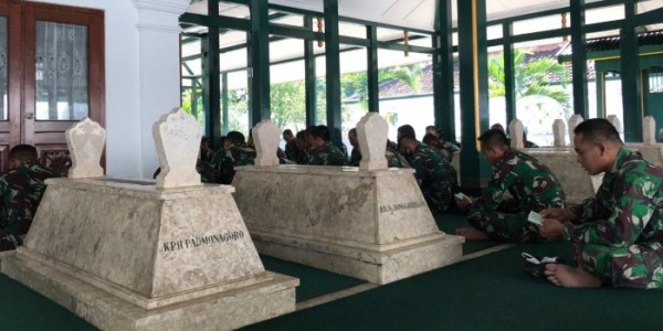Puluhan Prajurit TNI Ziarah Ke Makam Soeharto