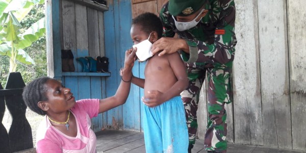 Satgas 754 Kostrad Bagikan Masker di Kampung Kiliarma Papua