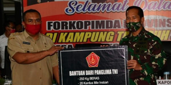 TNI Salurkan Bantuan di Kampung Tangguh Desa Joho Madiun