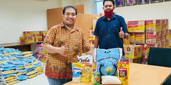 Kesejahteraan Menurun, Tim PKM FE Unesa Salurkan Bantuan Paket Sembako