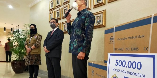 Atasi Covid19, UNDP Serahkan Setengah Juta Masker