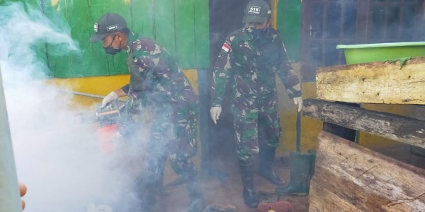 Cegah Malaria di Perbatasan, Satgas Yonif 516/CY Gelar Foging