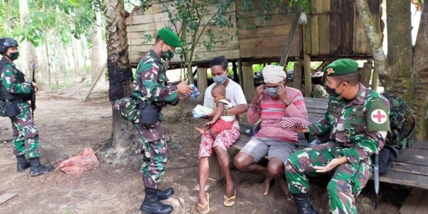 TNI Bagikan Pakaian Layak Pakai Kepada Warga Pedalaman Papua