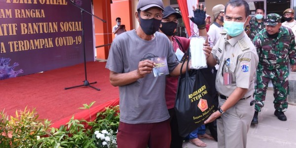 TNI Salurkan Bantuan Sembako Kepada Warga Tegal Alur Jakarta Barat