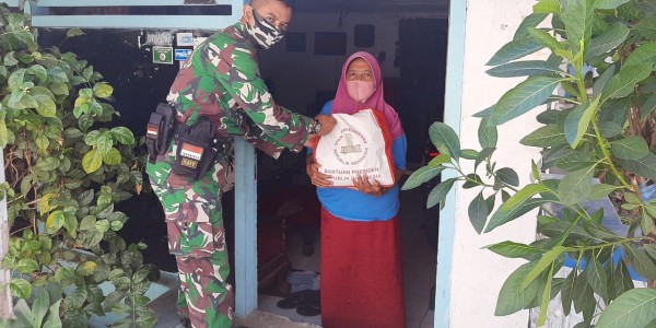 Babinsa Koramil Semampir Salurkan Bantuan Sembako untuk Veteran