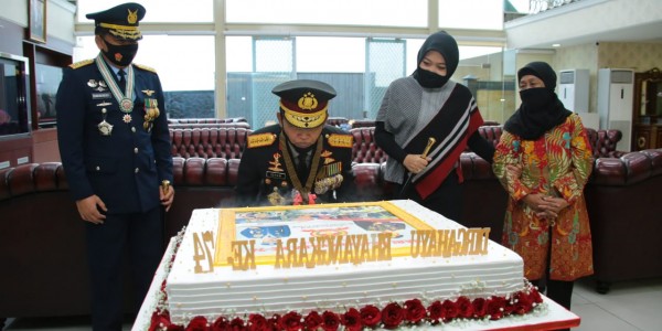 Panglima TNI Berikan Kejutan Kepada Kapolri di HUT Polri ke-74
