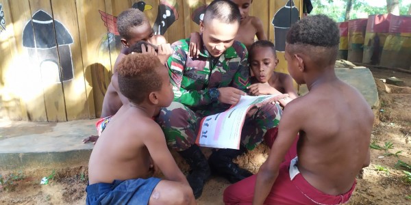 Sangat Terpuji, Selain Jaga Perbatasan, Satgas Yonif 516/CY juga Jadi Guru