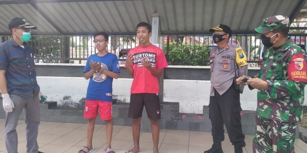 Tak Pakai Masker, Dua Pemuda Dihukum Nyanyi