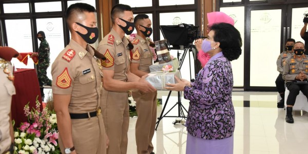 Ketum Dharma Pertiwi Berikan Pembekalan Kepada 750 Capaja TNI-Polri
