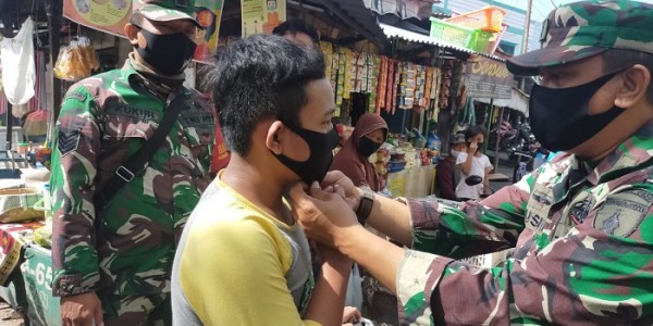 Terjun ke Lapangan, Babinsa Benowo Rela Pasangkan Masker ke Masyarakat
