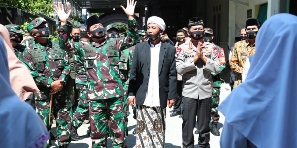 Sowan ke Pesantren, Panglima TNI : Para Santri Harus Selalu Menjaga Protokol Kesehatan