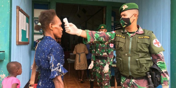 Cegah Covid-19, Satgas Yonif 125 Lakukan Penyemprotan di Tempat Ibadah