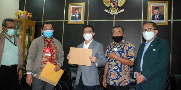  Koordinator MAKI Bonyamin Saiman Srahkan Foto Surat Jalan Joko Tjandra