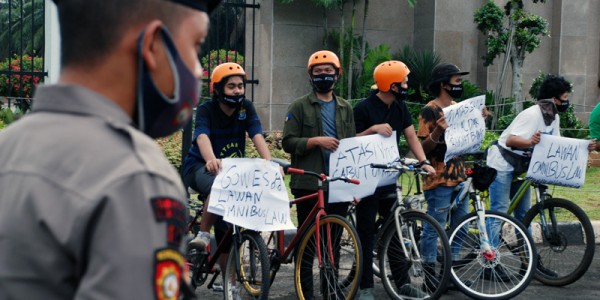 Go (W) Es To Gedung DPR Tolak RUU Omnibus Law