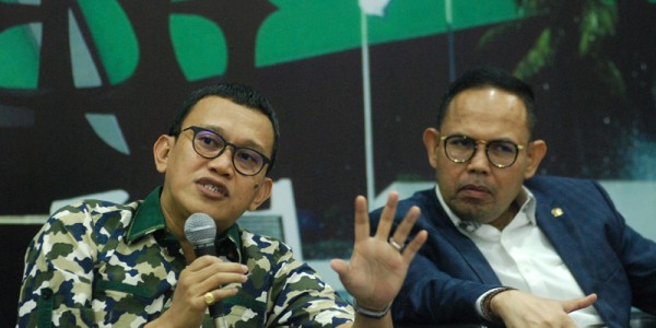 Dialektika Demokrasi  "Polemik Lobster: Untungkan Rakyat atau Pengusaha?”