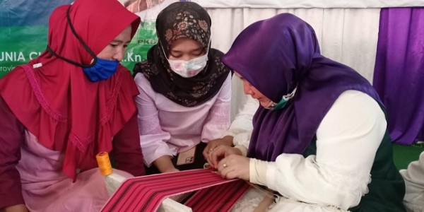 Lestarikan Budaya Lampung, Senator Jihan Roadshow Gelar Pelatihan Tapis