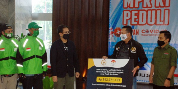Program MPR Peduli Berbagi Pulsa kepada Ojek Onlien