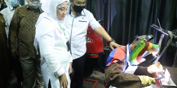 Menaker Ida Fuziyah Bagikan 1,6 Juta Alkes Covid-19 Produksi BLK Seluruh Indonesia
