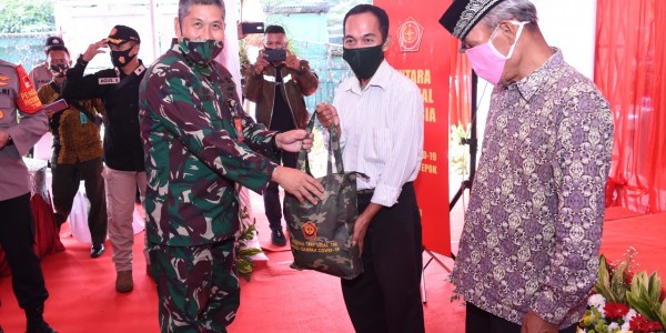 TNI Peduli Covid-19, Salurkan Bantuan Paket Sembako