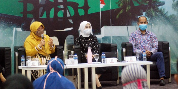 Dialektika Demokrasi “Vaksin Covid: Masalah atau Solusi?”