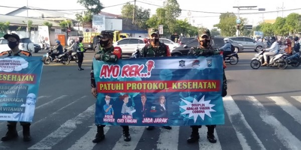 Traffic Light Jadi Sasaran Pembagian Masker
