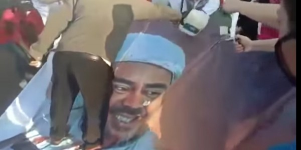 Pendemo Coba Bakar Foto Habib Rizieq, Novel: Saya Menantang Perang Mereka