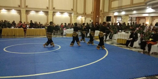 12 Kelompok Silat Adu Bakat dan Kreatif