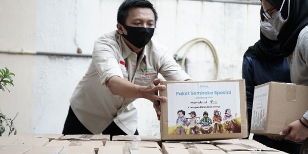 Relawan Millenial Dompet Dhuafa Sebarkan Ratusan Bantuan Bagi Korban PHK