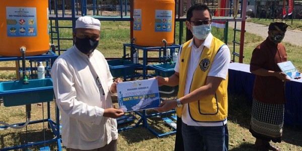 Sebagai Mitra Pangkoarmada II, Lions Club Surabaya Patria Serahkan Bantuan Kesehatan