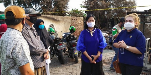Maria Lucia Lindhajany Bagikan Paket Sembako pada Korban Kebakaran