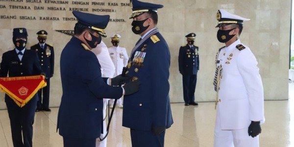 Panglima TNI Sematkan Tanda Kehormatan Bintang Angkatan Kelas Utama Kepada Kasal dan Kasau
