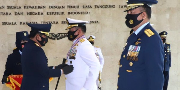 Panglima TNI Sematkan Tanda Kehormatan Bintang Angkatan Kelas Utama Kepada Kasal Dan Kasau