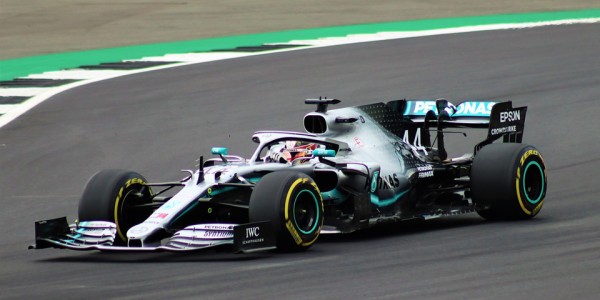 Hamilton Resah Dengan Ban Pireli