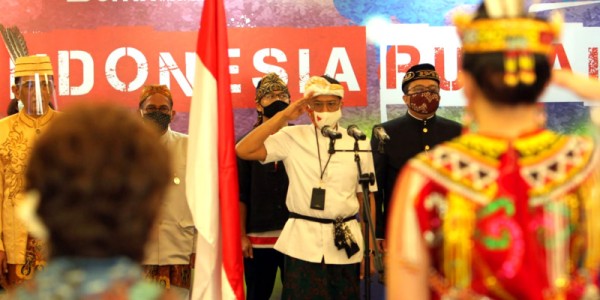 Peringati HUT RI Ke 75, Dirut BTN Pimpin Upacara Dengan Pakaian Adat