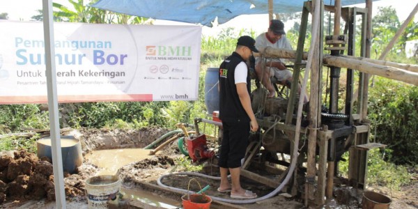 Laznas BMH Bangun 16 Sumur Bor di 16 Desa Kekeringan di Jatim
