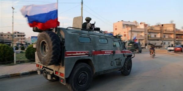 Mobil Militer dan Helikopter Rusia Kepung Kendaraan Amerika