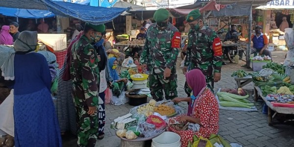 Penjual Tak Bermasker, Kena Semprot Petugas Penegak Disiplin Kesehatan