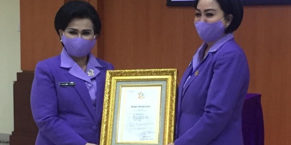 Ny. Nanny Hadi Tjahjanto Menerima Penyerahan Jabatan Ketua IKKT PWA Cabang BS 1 Bais TNI