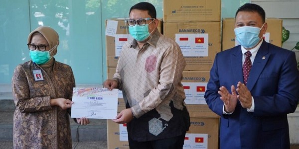 Mewakili BKSAP, Fadli Serahkan Bantuan Masker ke RSCM