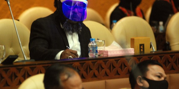 Menarik Perhatian