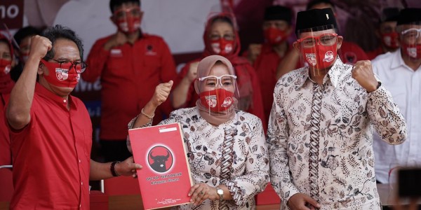 Pakai Batik Parijotho, Duet Kustini Sri Purnomo-Danang Maharsa Daftar ke KPUD Sleman