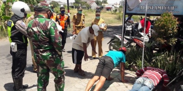 Tak Pakai Masker, Warga Disuruh Push Up di Depan Umum, KTP Disita