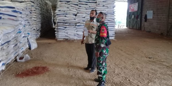 Babinsa Sukajaya Kodim 0619/Purwakarta Cek Ketersediaan Pupuk Bersubsidi