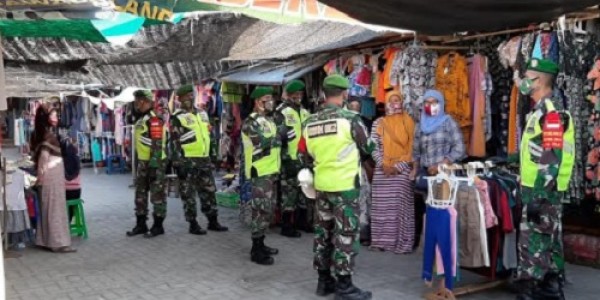 Keliling Pasar Tradisional, Babinsa Mantup Edukasi Masyarakat
