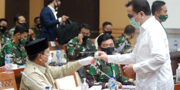 Effendi Simbolon Bagi Hand Sanitizer Ke Menhan