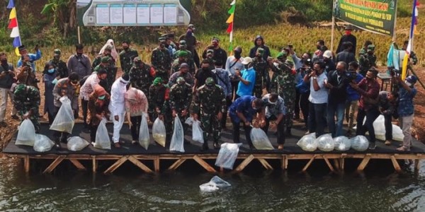 Pangdam III/SLW Tebar Ratusan Ribu Benih Ikan Di Danau 