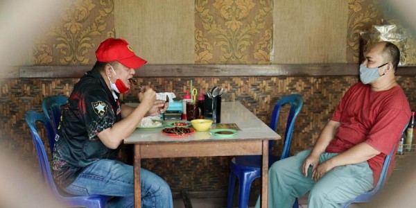 Ngobras Bareng Pedagang Sate Kiloan di Sentul Omzet Turun 50%