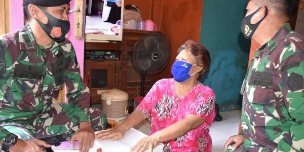 Masyarakat Cirebon Tidak Ketinggalan Terima Baksos HUT ke-75 TNI